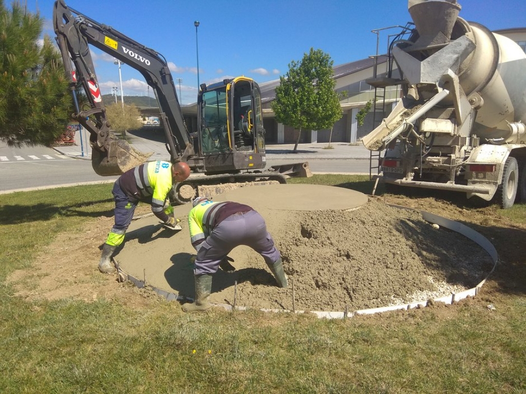 BASE DE HORMIGÓN TIPO TRONCO DE CONO PARA LA FIJACIÓN DE ÚTILES EN GLORIETA