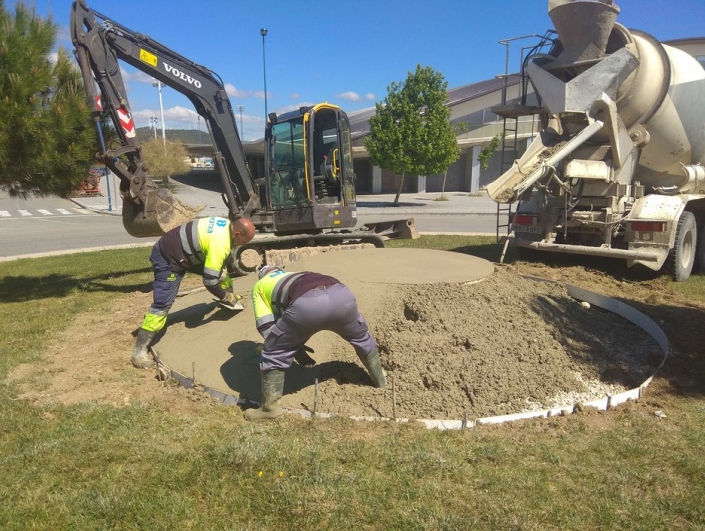 BASE DE HORMIGÓN TIPO TRONCO DE CONO PARA LA FIJACIÓN DE ÚTILES EN GLORIETA